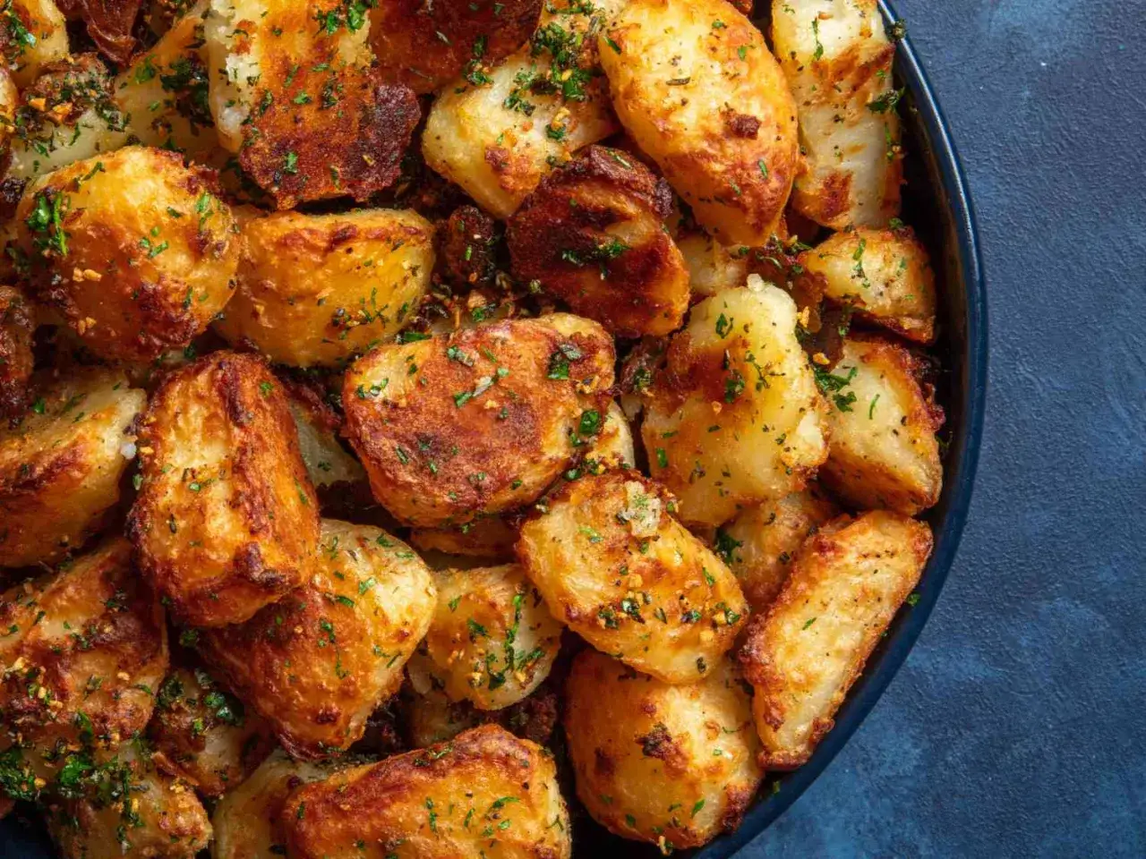 Krispiga, gyllene potatis i ugn, str&ouml;sslade med f&auml;rsk persilja. Perfekt tillbeh&ouml;r som doftar ljuvligt.