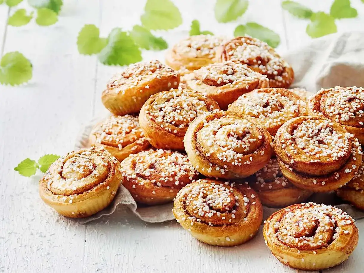 En h&ouml;g med gyllene kanelbullar, perfekta f&ouml;r kanelbullens dag. Str&ouml;sslade med p&auml;rlsocker och med en h&auml;rlig kanelfyllning.