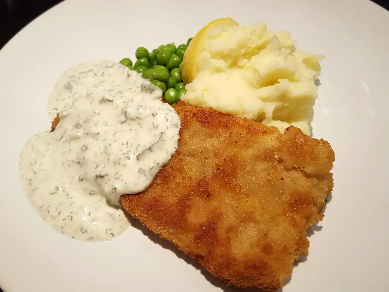 Panerad fisk med krämig kall sås till fisk, potatismos och gröna ärtor. En klassisk och god måltid.