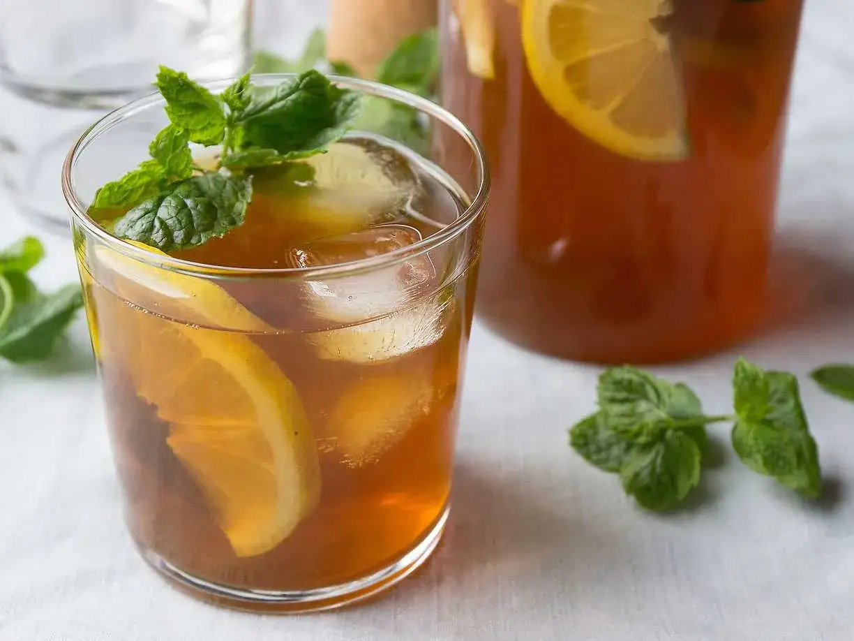 Uppfriskande iste med citron och mynta, perfekt iste recept för varma dagar.