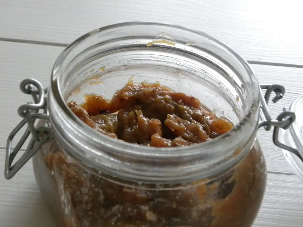 En burk med hemlagad rabarber chutney. Den gyllene, s&ouml;ta och syrliga chutney passar perfekt till ostbrickan.