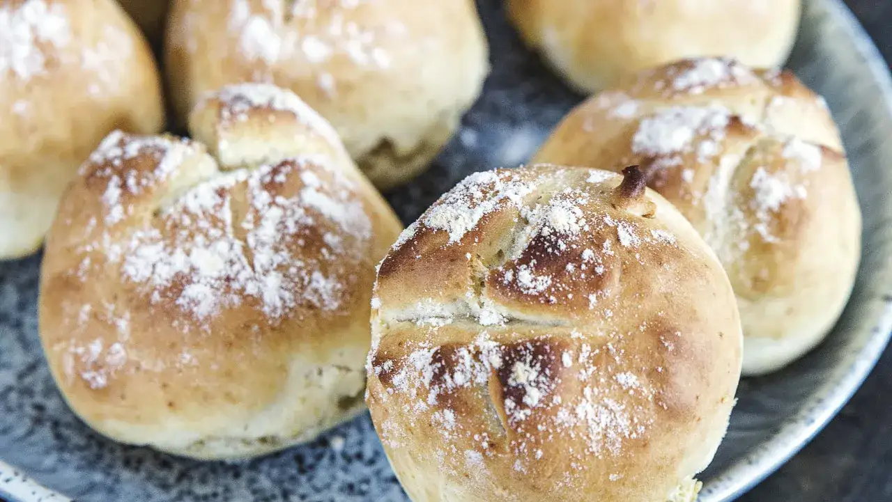 Fredriks fika: nybakade, mjöliga bullar på ett fat. Perfekt för en mysig stund.