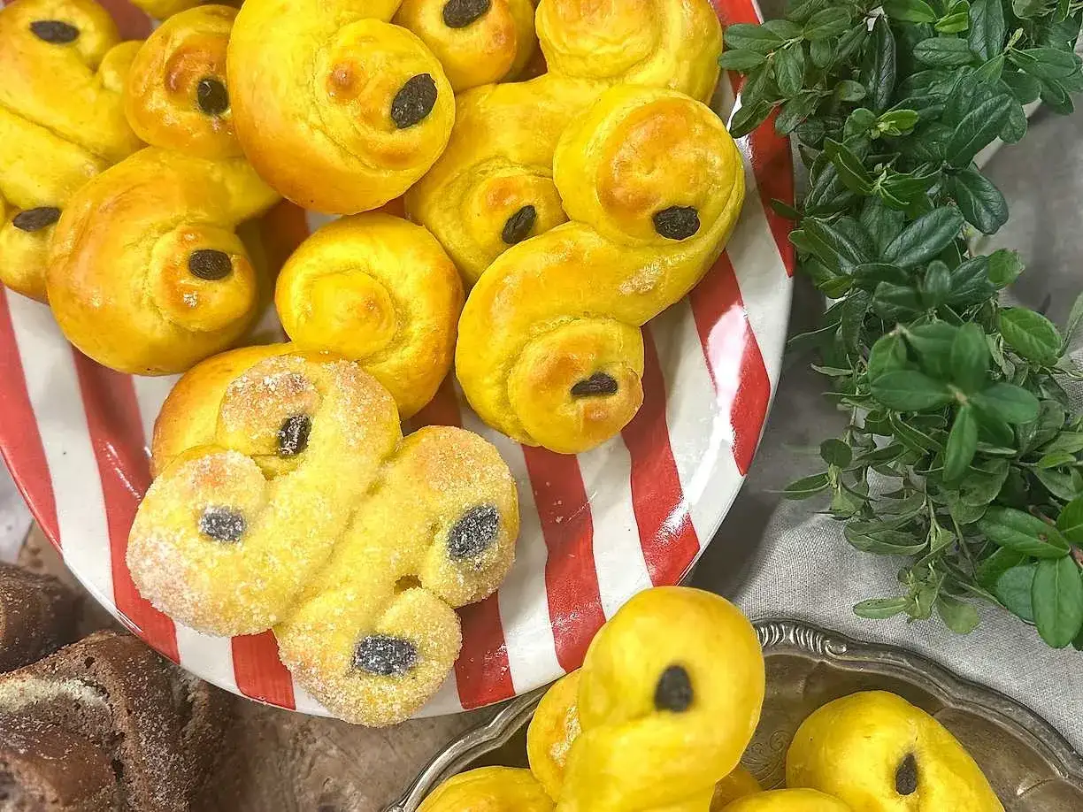 Saftiga lussebullar recept på en randig tallrik, redo att avnjutas.
