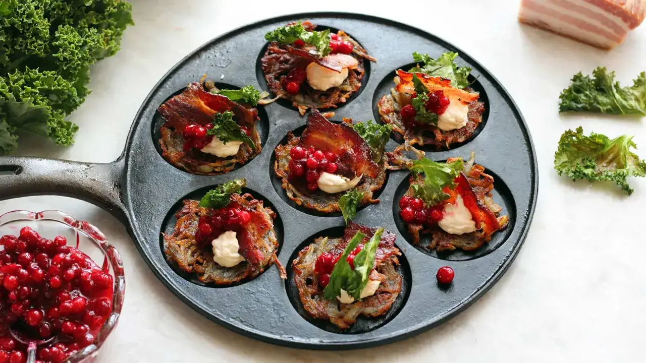 Små rårakor med knaperstekt bacon, lingon och en klick gräddfil. Ett härligt råraka recept för fest eller vardag.