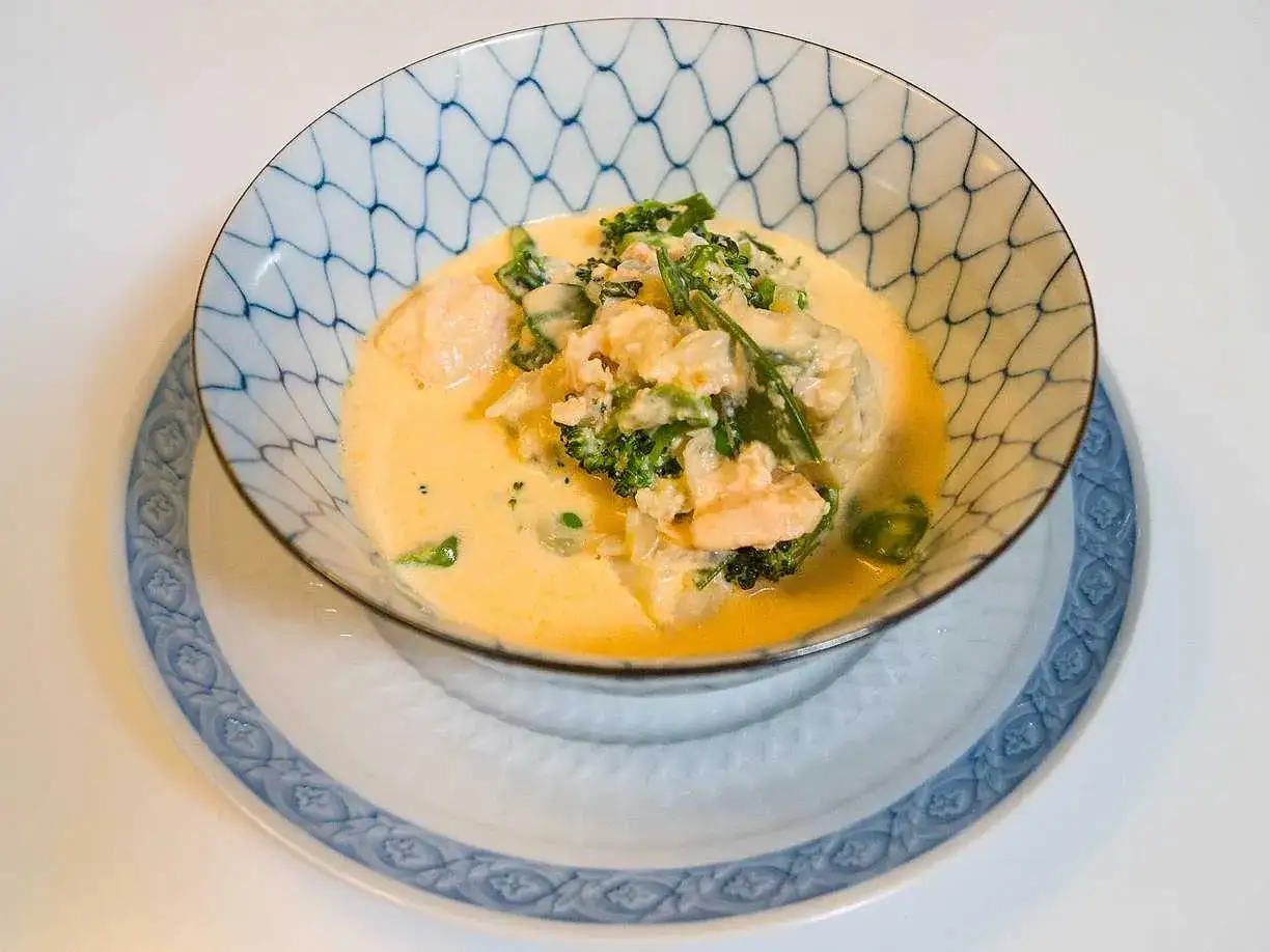 Krämig fisksoppa med lax och broccoli, perfekt för ett snabbt fisksoppa recept.