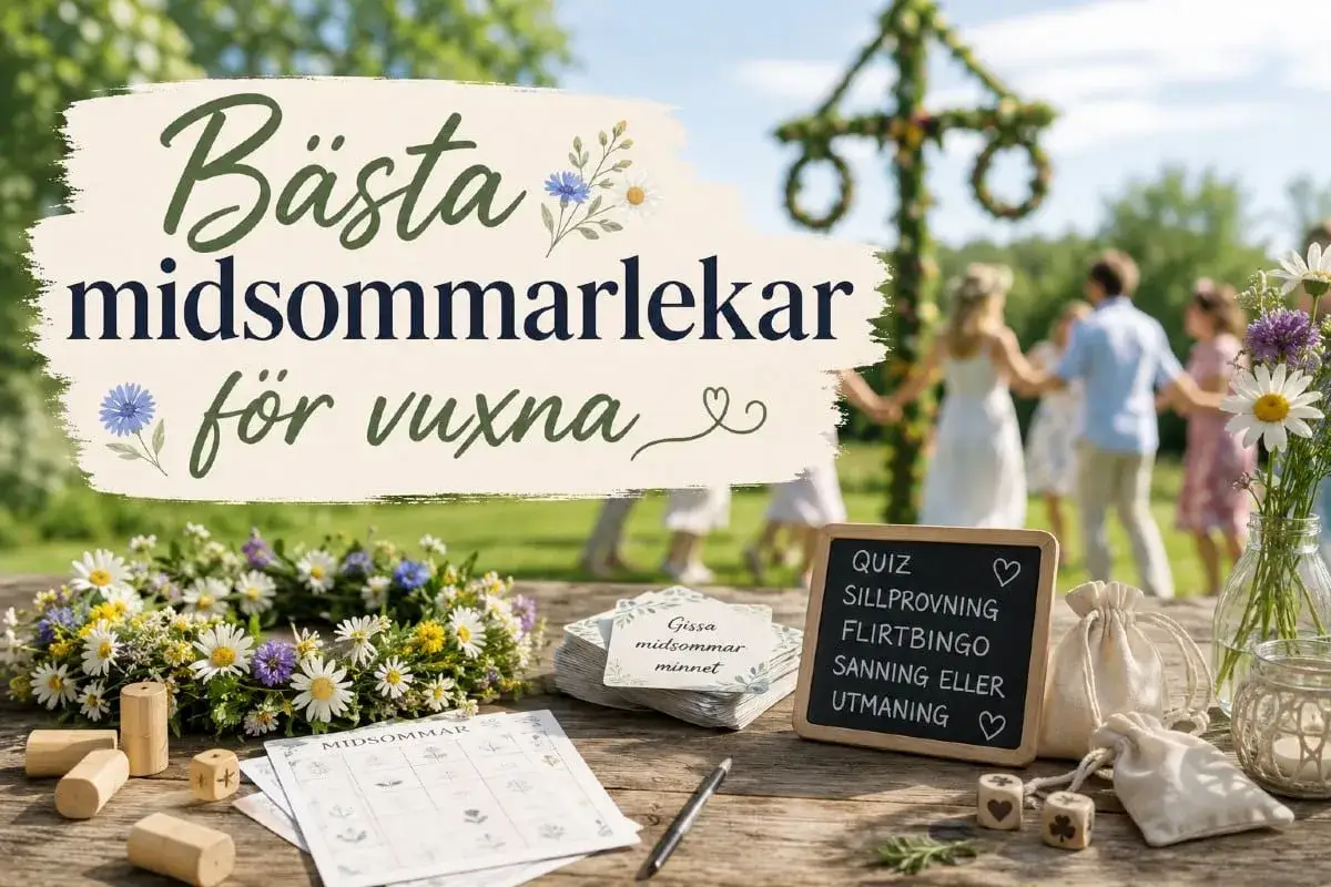 B&auml;sta midsommarlekar f&ouml;r vuxna. En krans, spelkort och t&auml;rningar ligger p&aring; ett tr&auml;bord. I bakgrunden dansar folk runt en midsommarst&aring;ng.