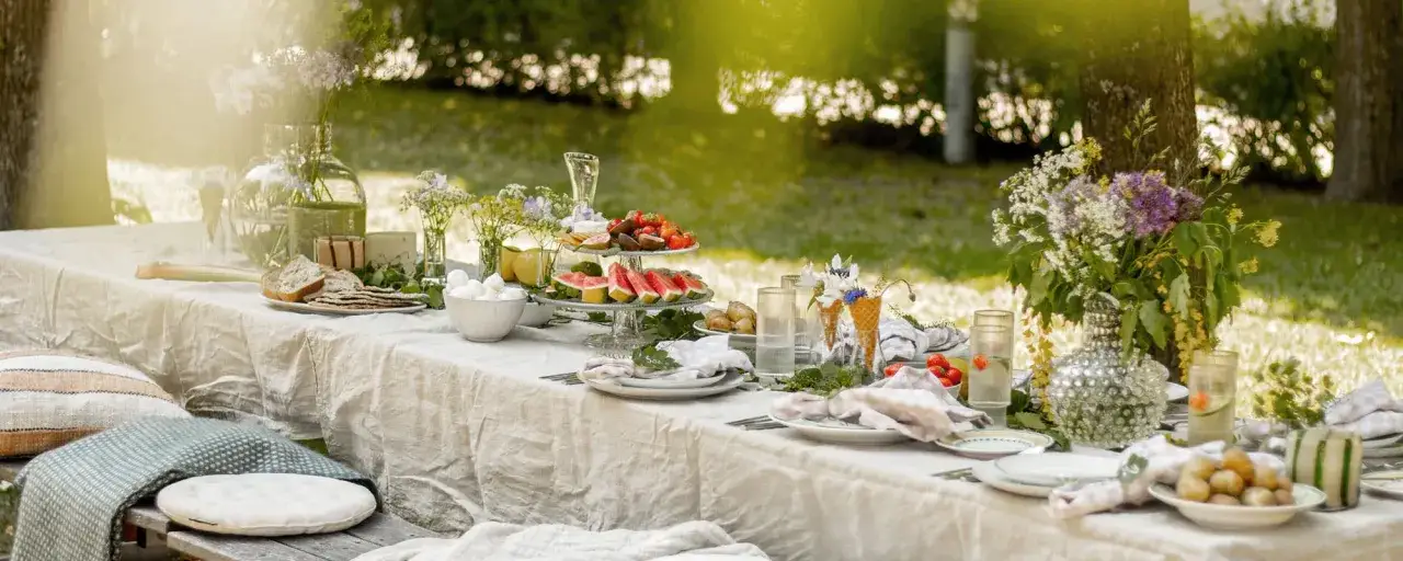 Sommarfest i tr&auml;dg&aring;rden med frukt, ost och br&ouml;d. Perfekt f&ouml;r enkla snapsvisor och goda stunder.