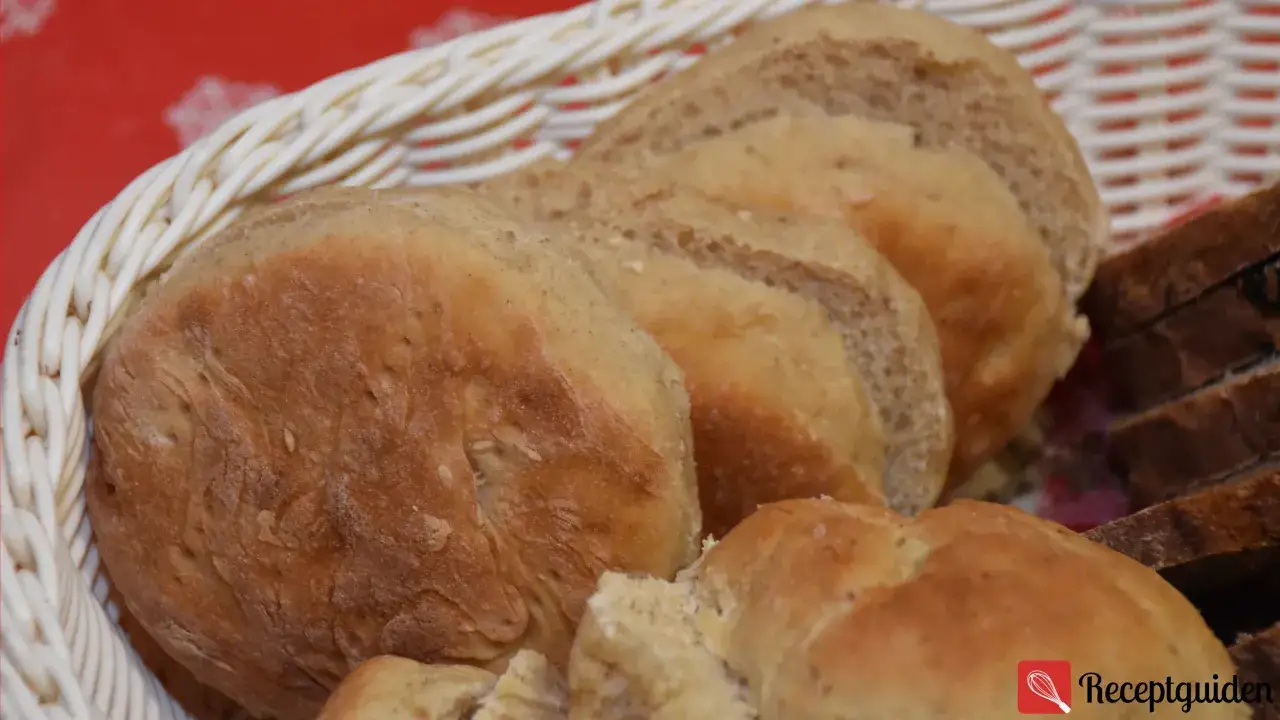 Nybakade grahamsbullar i en korg, perfekta för frukost eller fika. Ett enkelt grahamsbullar recept för hembakat bröd.