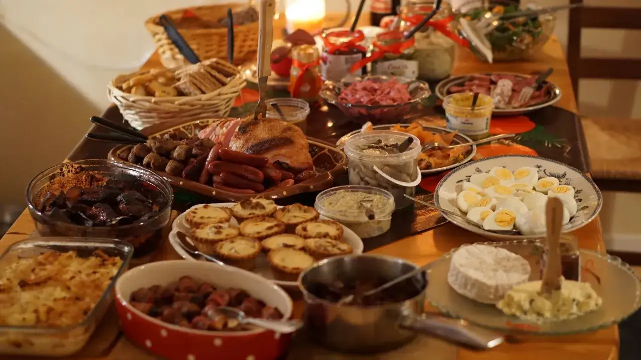 Julbord med k&ouml;ttbullar, prinskorv, skinka, sill, &auml;gg och Janssons frestelse. H&auml;r finns fakta om julmaten.