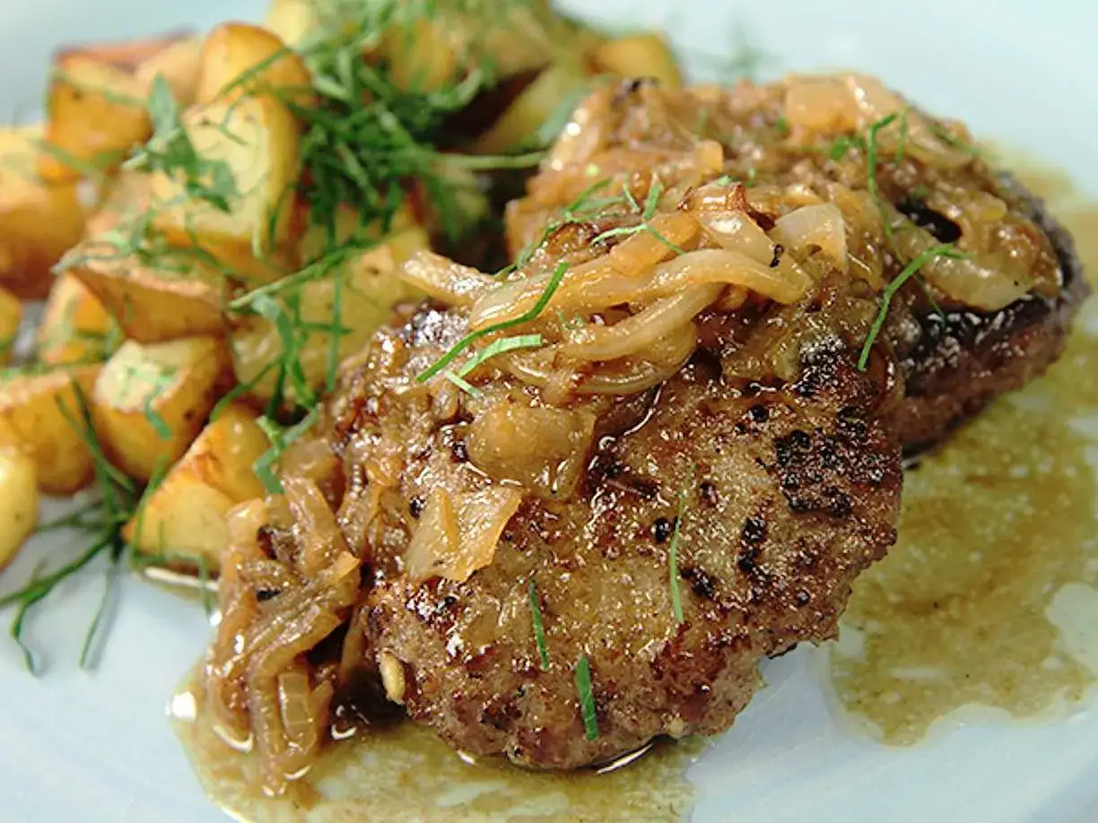 Stekta pannbiffar med karamelliserad lök och klyftpotatis. Ett klassiskt pannbiff recept som passar alla.