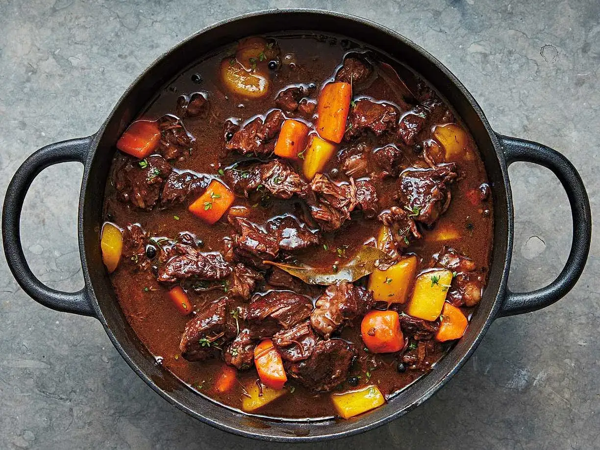 En mustig gryta med mört kött, morötter och potatis i en mörk sås. Ett klassiskt kalops recept som doftar ljuvligt.