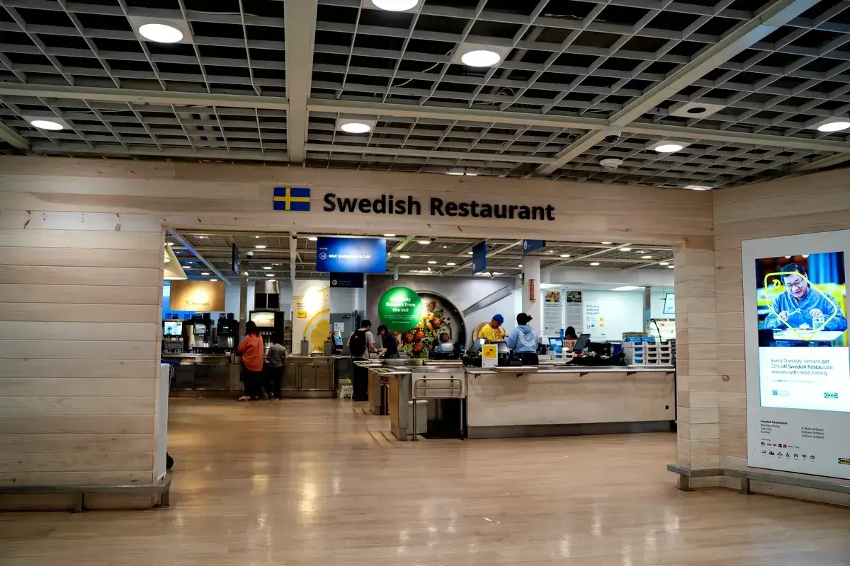 Entr&eacute; till IKEA Swedish Restaurant. Folk best&auml;ller mat vid kassan. Bra st&auml;lle f&ouml;r dricks i.
