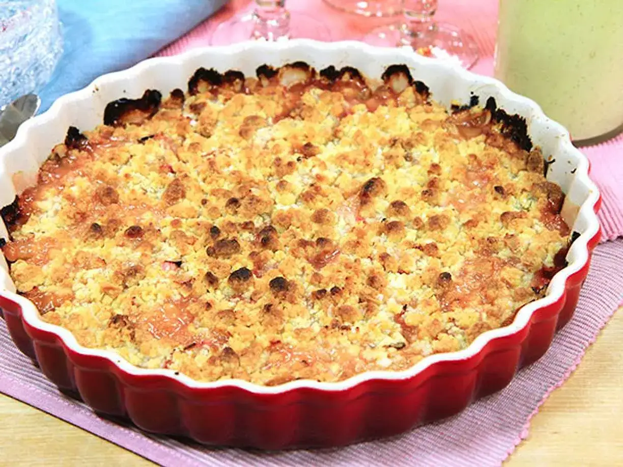En härlig rabarberpaj i en röd form, perfekt för ett somrigt rabarber recept. Krispig smulpaj med saftig fyllning.