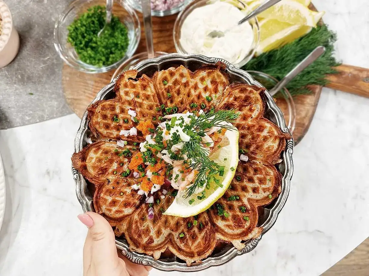 En vacker blomformad våffla, perfekt för ett enkelt våffelmix recept. Toppad med räkor, dill, rom och citron.
