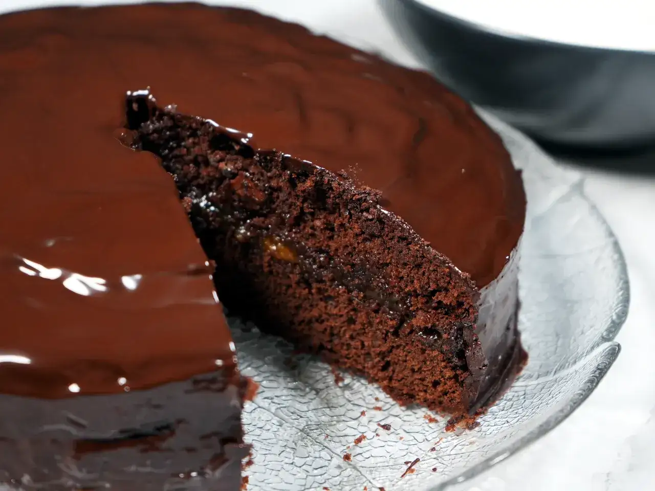 En saftig chokladkaka med aprikosfyllning och blank chokladglasyr. Perfekt f&ouml;r ett sachert&aring;rta recept.