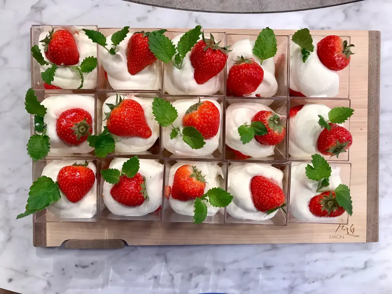 Sm&aring; portionsdesserter med gr&auml;dde och jordgubbar, perfekta f&ouml;r en champagnefrukost student.
