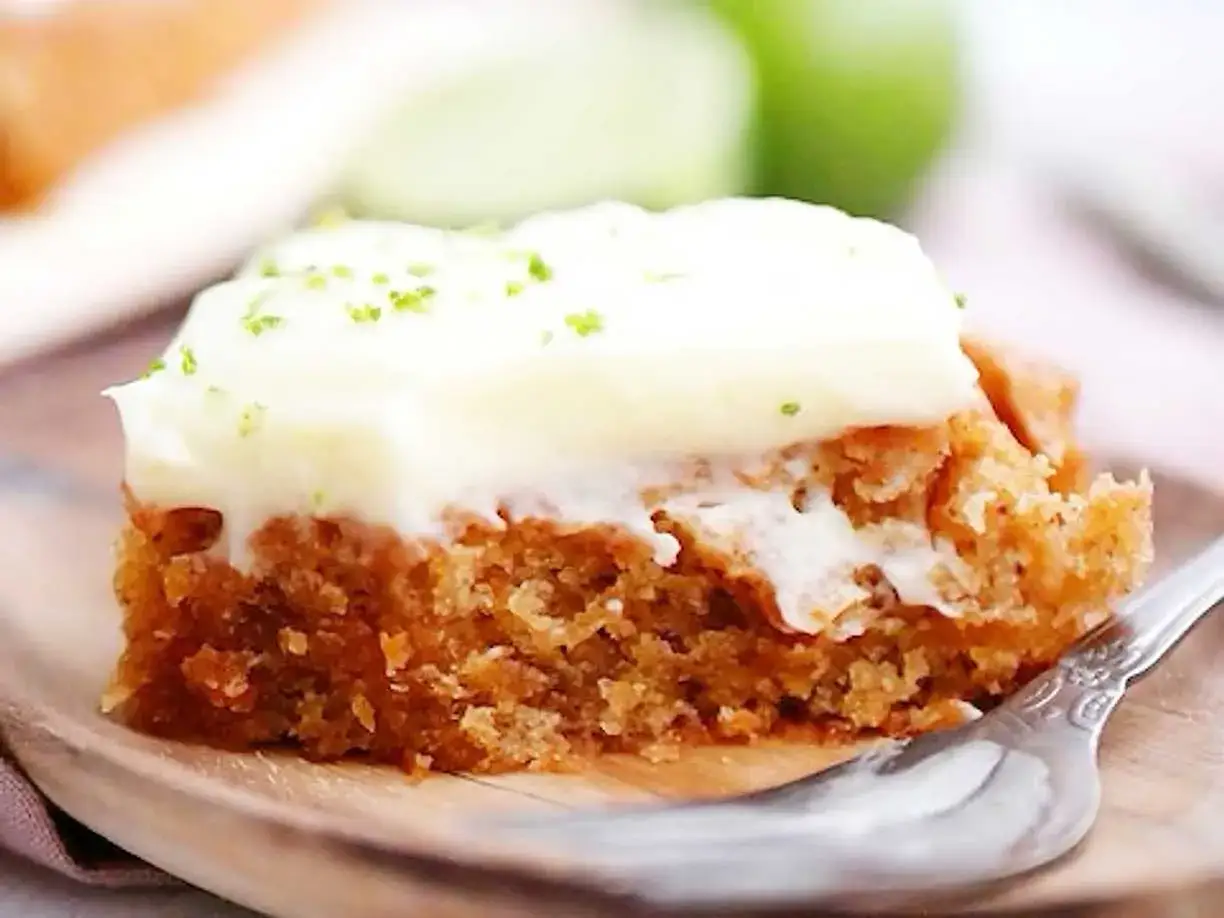 En saftig bit vegansk morotskaka med krämig glasyr och rivet limeskal. Perfekt för fika!