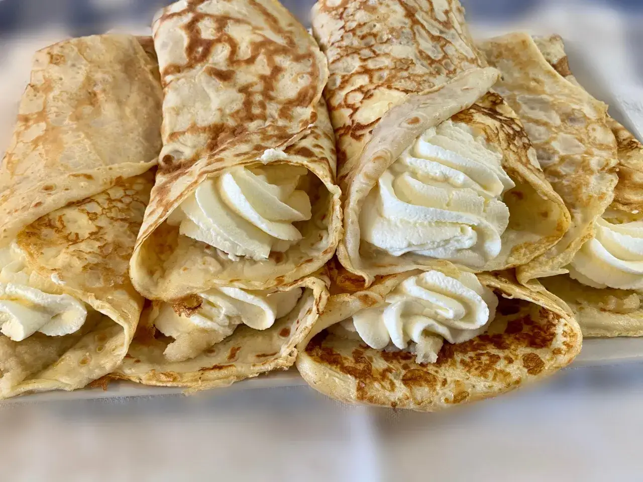 En h&ouml;g med gr&auml;ddfyllda pannkakor, perfekta f&ouml;r pannkakans dag.