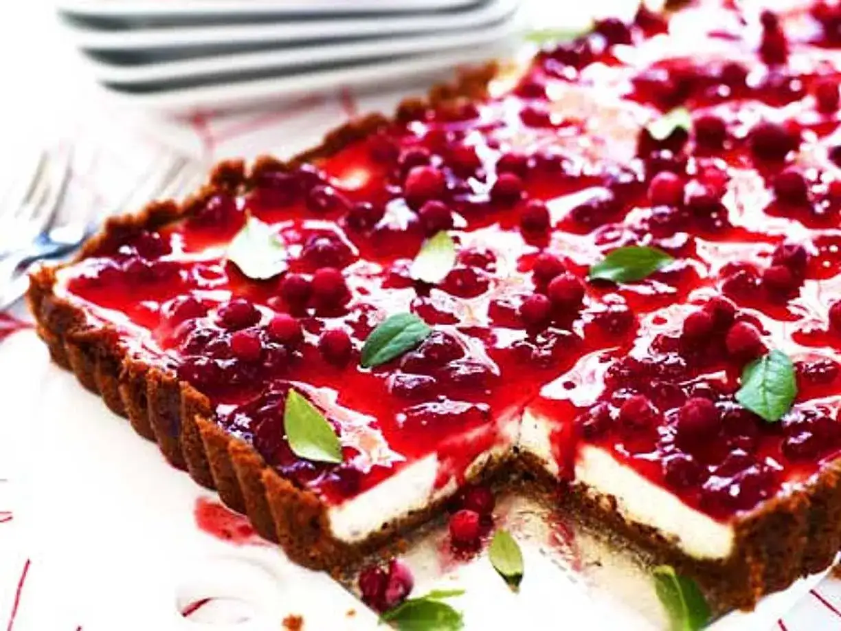En l&auml;cker pepparkakscheesecake med en glansig lingontopping och f&auml;rska lingon. Perfekt f&ouml;r fikat!