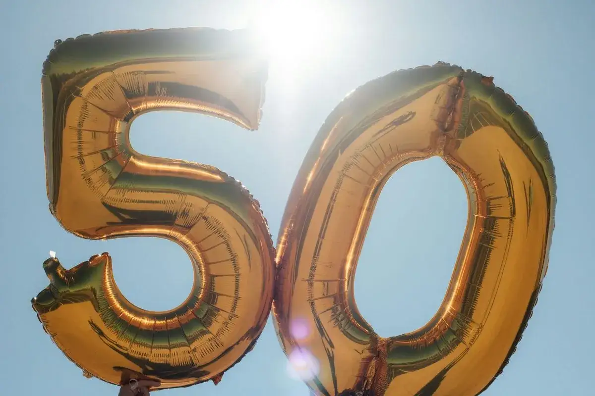 Gyllene ballonger formar siffran 50 mot en klarbl&aring; himmel. Perfekt f&ouml;r roliga fr&aring;gor till 50 &aring;rs fest!
