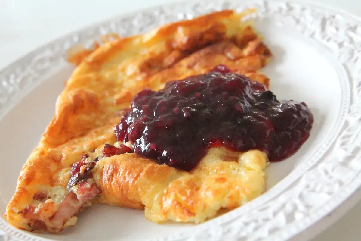 En fluffig ugnspannkaka med sylt. Ett enkelt ugnspannkaka recept som passar perfekt till frukost eller brunch.