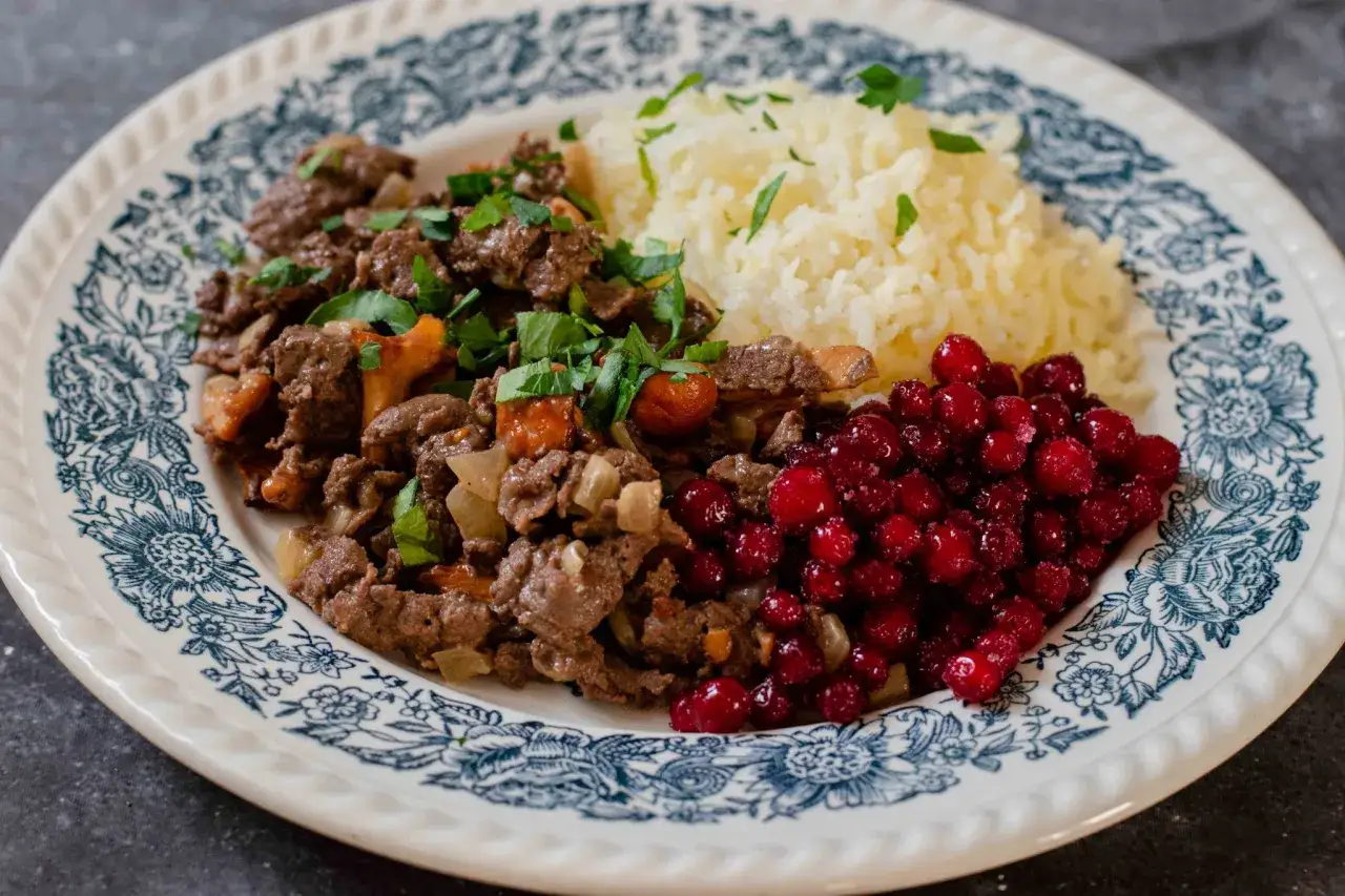 En tallrik med renskav, ris och lingon. En klassisk svensk rätt som passar bra som renskav recept.