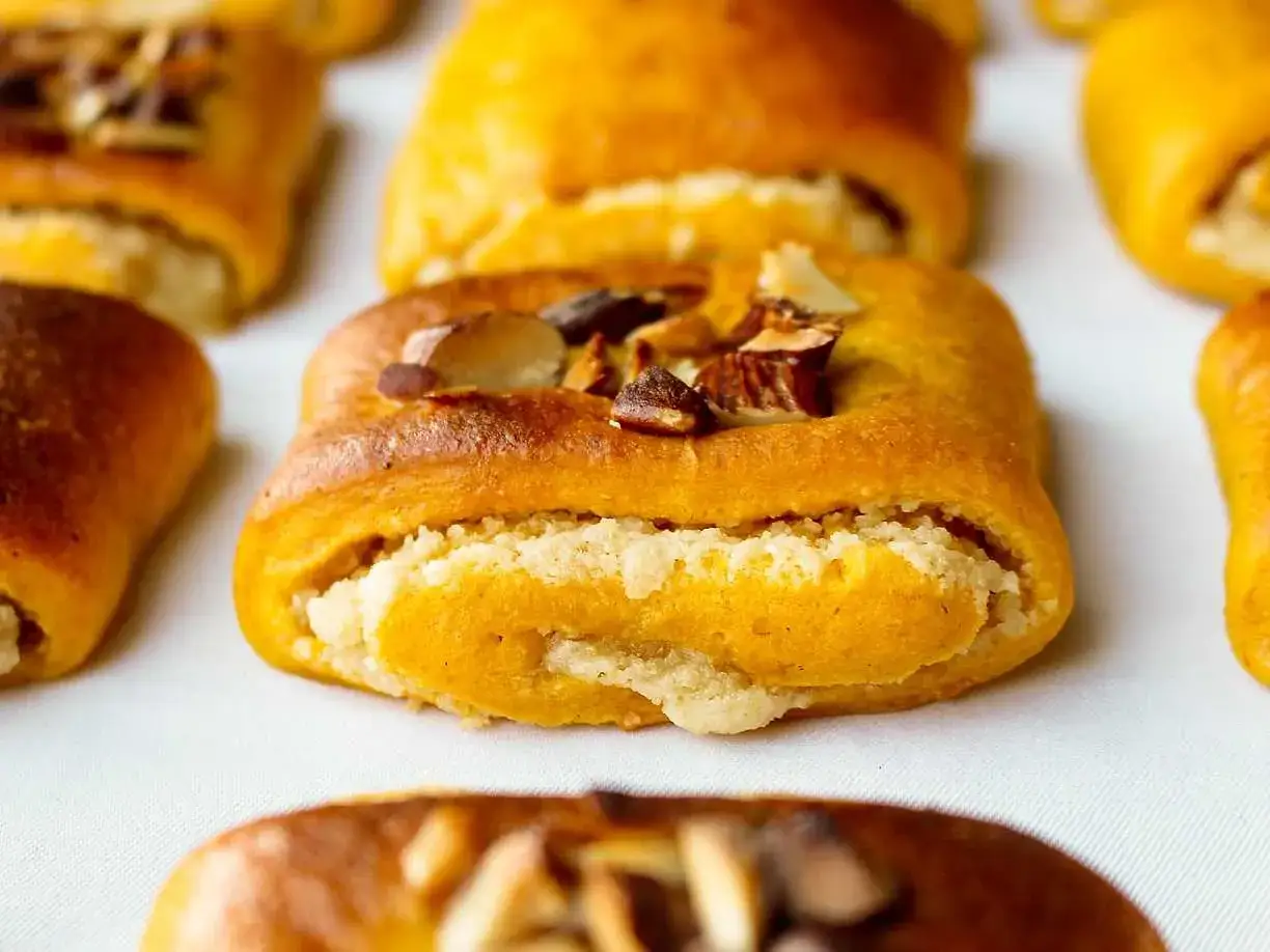 Gyllene bullar med mandelmassa och hackade nötter, perfekta till fikat.
