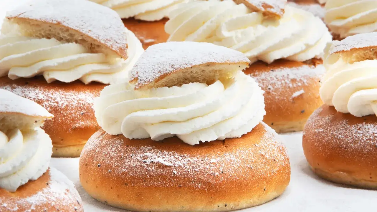 F&auml;rska semlor med fluffig gr&auml;dde, redo f&ouml;r semmeldagen.