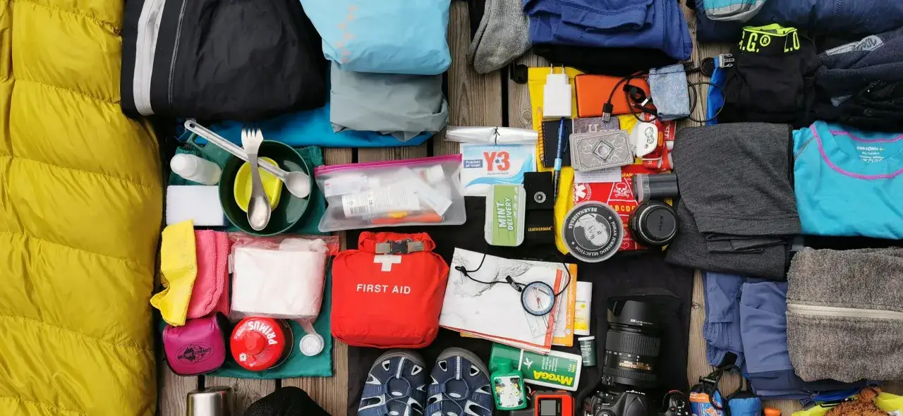 Packlista camping: sovs&auml;ck, kl&auml;der, f&ouml;rsta hj&auml;lpen, k&ouml;ksutrustning, kamera och navigationsverktyg.