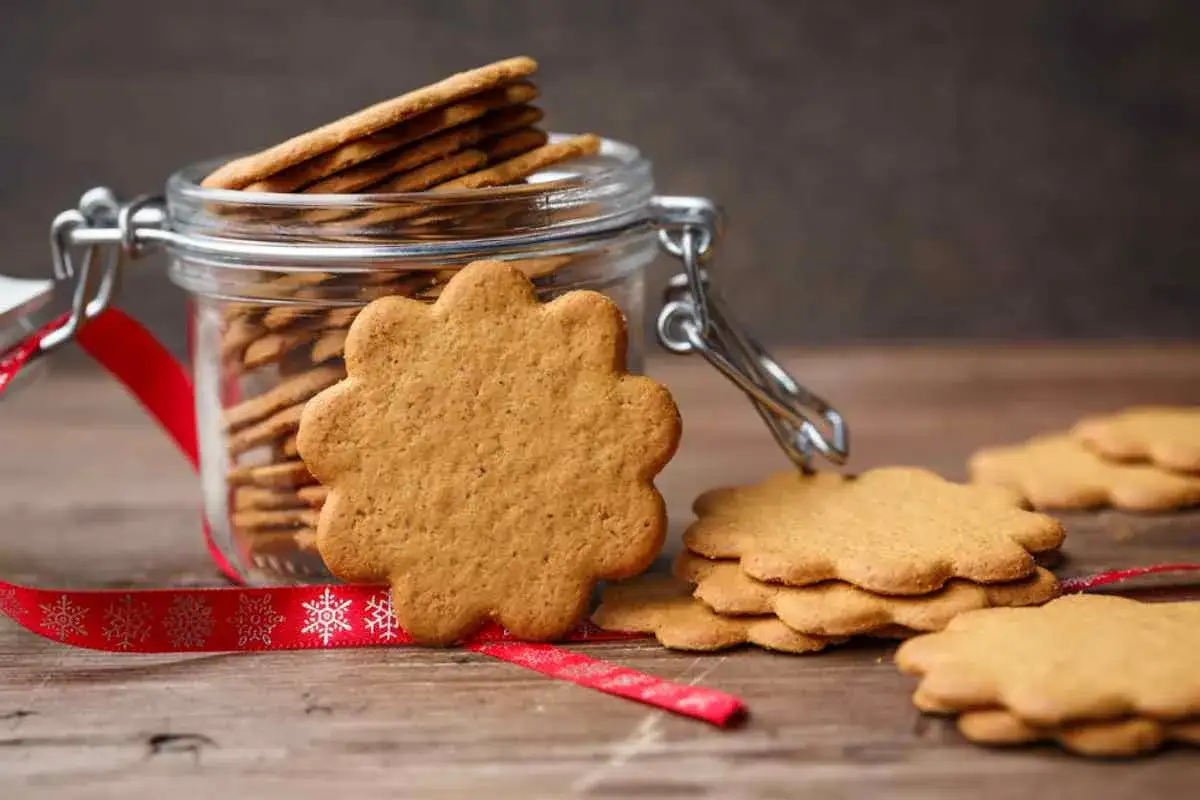 Blomformade pepparkakor i en glasburk, redo för julbak. Ett perfekt bak recept för högtiden.