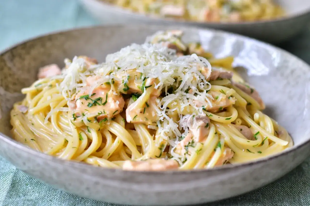 En kr&auml;mig lax pasta med rikligt med riven ost och f&auml;rska &ouml;rter. En perfekt middag!