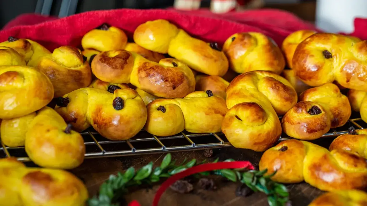 Gyllene lussebullar med russin, en traditionell svensk bakelse. Saffran, den dyraste kryddan, ger dem deras unika färg och smak.