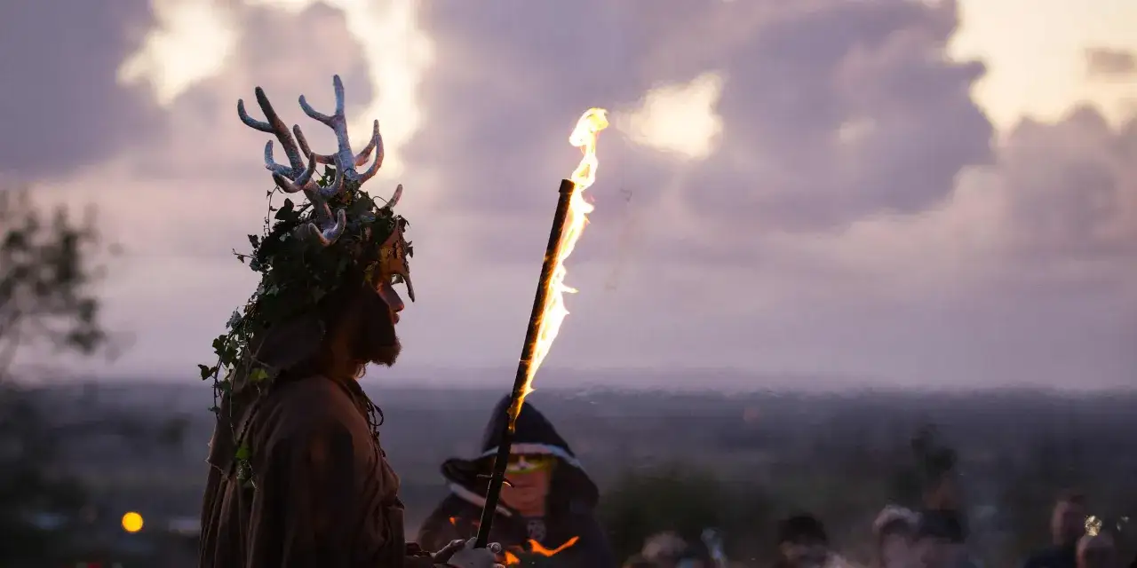 En person med hornkrans och fackla i skymningen. Kanske en p&aring;minnelse om varifr&aring;n halloween kommer, med sina gamla r&ouml;tter i h&ouml;stfester.