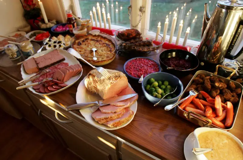 Julmat lista: en buffé med julskinka, köttbullar, prinskorv, leverpastej, sill och Janssons frestelse.